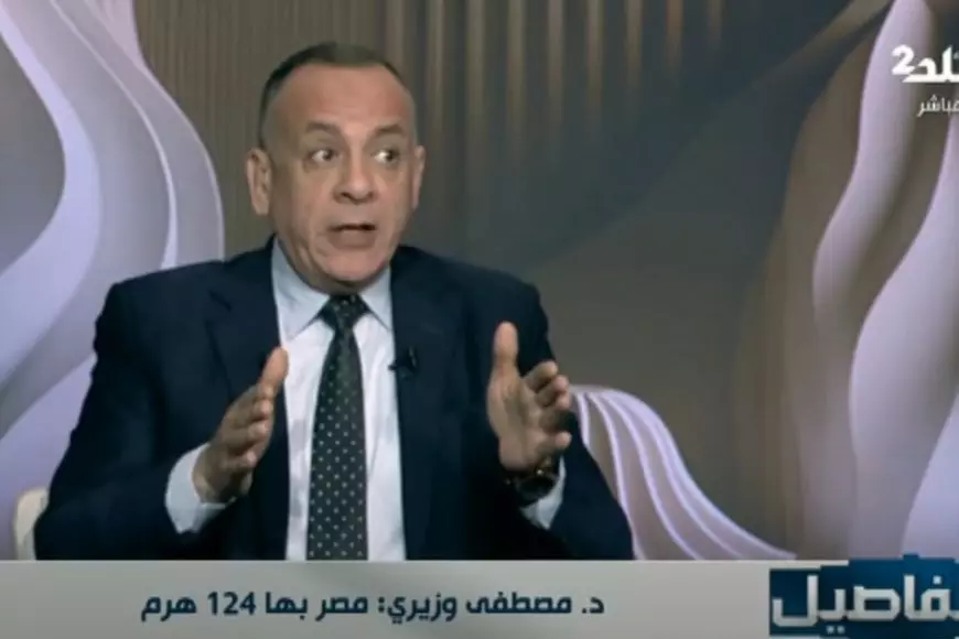 بردية تكشف كذب مزاعم بناء الفضائيين للأهرامات.. مصطفى وزيري يوضح